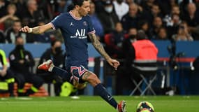 L'ailier argentin du PSG Angel Di Maria contre l'Olympique Lyonnais au Parc des Princes, le 19 septembre 2021 