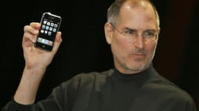 Steve Jobs présente l'iPhone en 2007.