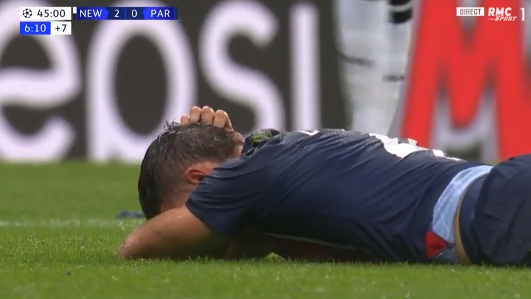 Manuel Ugarte reste au sol après un contact avec Bruno Guimaraes