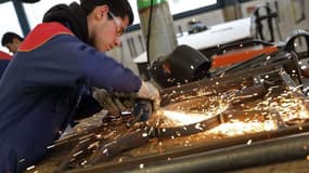 Le gouvernement français a ignoré mercredi les objections du patronat en adoptant un projet de loi qui prévoit l'obligation pour un patron de PME d'informer ses salariés avant de lancer le processus de vente de son entreprise. /Photo d'archives/REUTERS/Ph