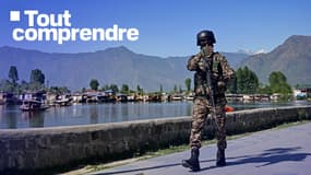 Un personnel paramilitaire indien patrouille le long des rives du lac Dal à Srinagar le 28 avril 2025.