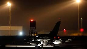 Tornado britannique s'apprêtant à décoller du sud de l'Angleterre. Les forces de l'OTAN ont largué des missiles sur la résidence de Mouammar Kadhafi, dans la nuit de dimanche à lundi.