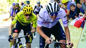 Jonas Vingegaard et Tadej Pogacar dans le final du Grand Colombier sur le Tour de France, le 14 juillet 2023