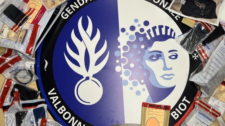 Photo des objets saisis après l'interpellation, le 25 février 2025, de huit individus suspectés d'être impliqués dans le vol avec effraction de la société Chronopost à Valbonne (Alpes-Maritimes). 