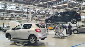 Le reconditionnement de véhicules d'occasion dans la "Factory VO" de Renault à Flins-sur-Seine (Yvelines).