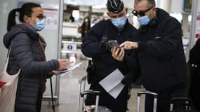 La police contrôle les passagers arrivant à l'aéroport Napoléon Bonaparte d'Ajaccio où les voyageurs doivent fournir un test négatif au Covid-19 pour entrer en Corse, le 19 décembre 2020 (PHOTO D'ILLUSTRATION).