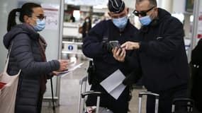 La police contrôle les passagers arrivant à l'aéroport Napoléon Bonaparte d'Ajaccio où les voyageurs doivent fournir un test négatif au Covid-19 pour entrer en Corse, le 19 décembre 2020 (PHOTO D'ILLUSTRATION).