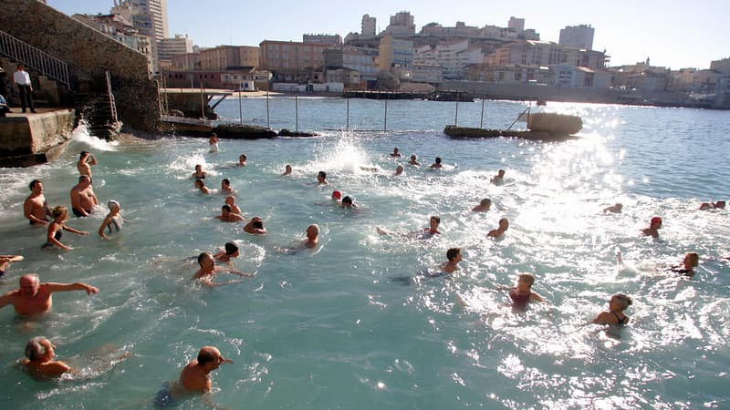 Des vacanciers se baignent dans la Méditerranée à Marseille.