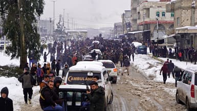 Des membres des Forces démocratiques syriennes (FDS), dirigées par les Kurdes, arrivent dans la ville d’Aïn al-Arab, également connue sous le nom de Kobané, le 23 janvier 2026, après s’être retirés de la prison d’Al-Aqtan, dans la province syrienne de Rakka.