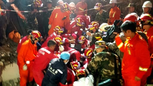 Les secouristes à la recherche de survivants du glissement de terrain le 23 décembre 2015 à Shenzen Les secouristes à la recherche de survivants du glissement de terrain le 23 décembre 2015 à Shenzen