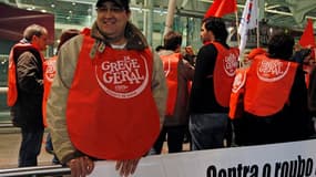 A l'aéroport de Lisbonne. Les salariés portugais ont entamé jeudi une grève générale, la première en un an, pour protester contre la cure d'austérité imposée par le gouvernement en échange d'une aide financière de l'Union européenne et du Fonds monétaire