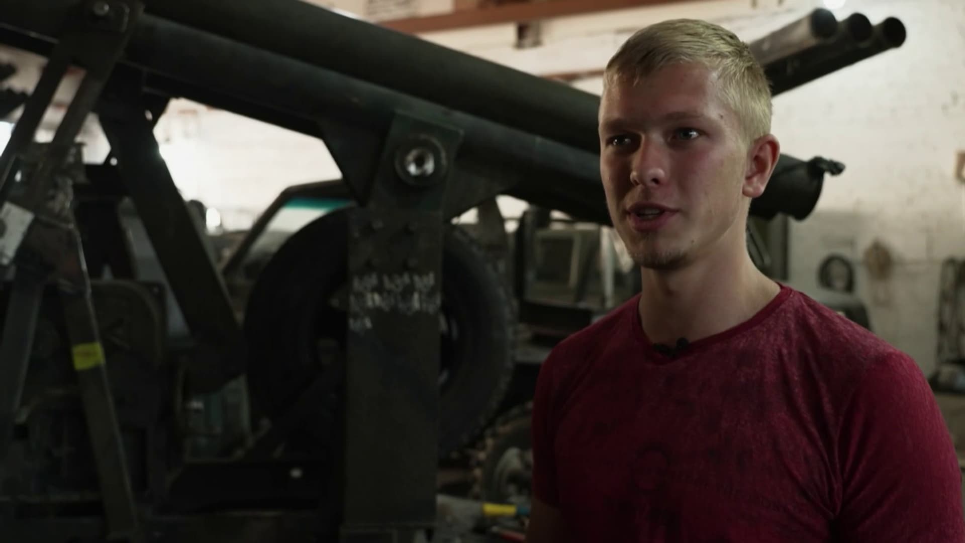 Maksym, étudiant de 19 ans, dans le garage où il installe des lance-roquettes sur des 4x4 avec son père, pour le compte de l'armée ukrainienne.
