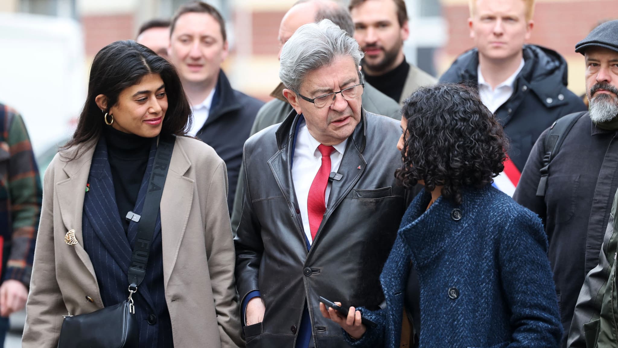 Rima Hassan et Manon Aubry, candidates sur la liste LFI aux européennes, aux côté de Jean-Luc Mélenchon lors d'une manifestation à Lille (Nord), le 18 avril 2024.