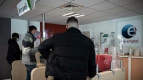 Des personnes se tiennent au comptoir d'une agence Pôle Emploi le 8 février 2022 à Bordeaux (France)