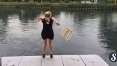 Une jeune femme s'apprêtant à sauter à l'eau dans le cadre du défi "à l'eau ou au resto".