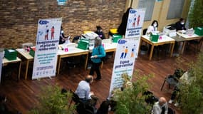 Des patients attendent dans un centre de vaccination à Sainte-Geneviève des Bois dans l'Essonne,le 24 avril 2021.