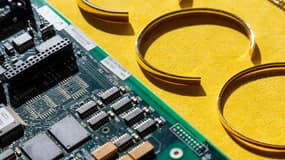 L'organisme public chargé de frapper la monnaie au Royaume-Uni, Royal Mint, a ouvert une usine pour recycler les métaux précieux des déchets électroniques et les transformer en pièces de collection ou bijoux.