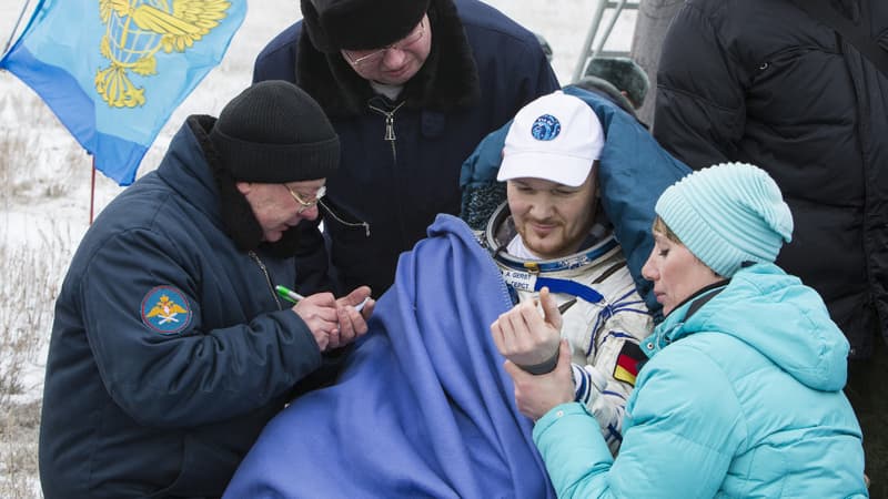 L'Allemand Alexander Gerst montre sa satisfaction à son arrivée près de la ville de Arkalyk dans le nord du Kazakhstan, le 10 novembre 2014. Il fait partie du trio international qui a passé six mois dans à bord de l'ISS.