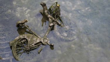 L'amour vache entre les Vélib' et les utilisateurs. Ces derniers sont séduits par le service et pourtant dégradent les vélos.