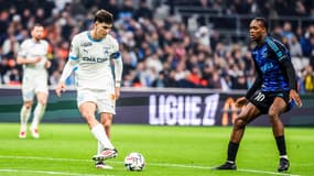 Leonardo Balerdi devant Emanuel Emegha lors du match Om-Strasbourg (1-1, L1), le 19 janvier 2025