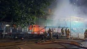 Des pompiers mobilisés pour un incendie à Dagenham, en banlieue de Londres, le 26 août 2024