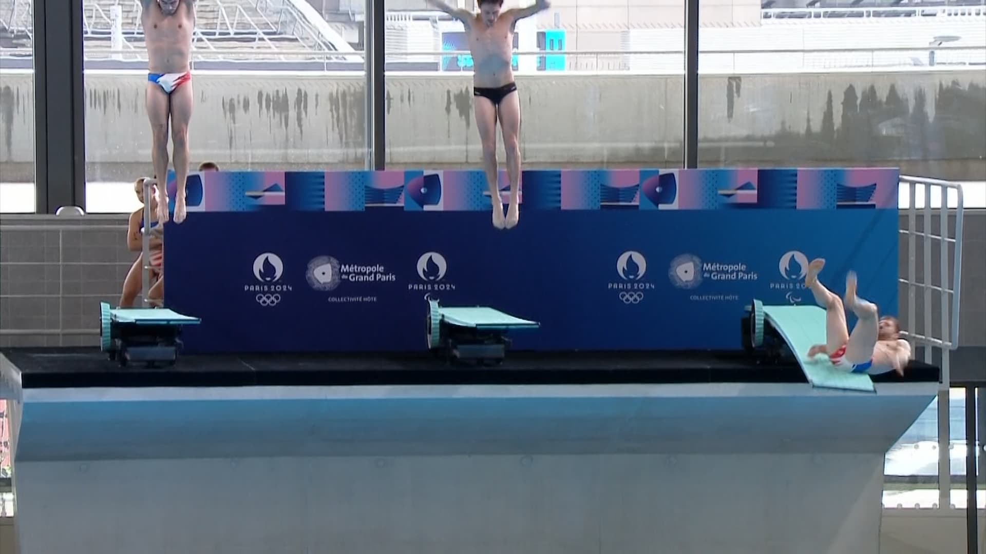 La chute d'Alexis Jandard lors de l'inauguration du centre aquatique olympique à Saint-Denis, 4 avril 2024