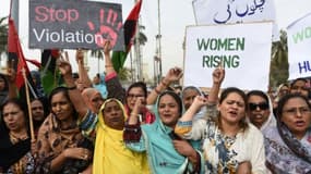 Des militantes du Parti du peuple pakistanais (centre-gauche), le 8 mars 2016 à l'occasion de la journée internationale de la femme, à Karachi