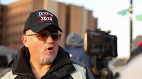 Stewart Rhodes, chef du mouvement d'extrême droite Oath Keepers grâcié par Donald Trump, parle à la presse après sa libération à Washington le 21 janvier 2025