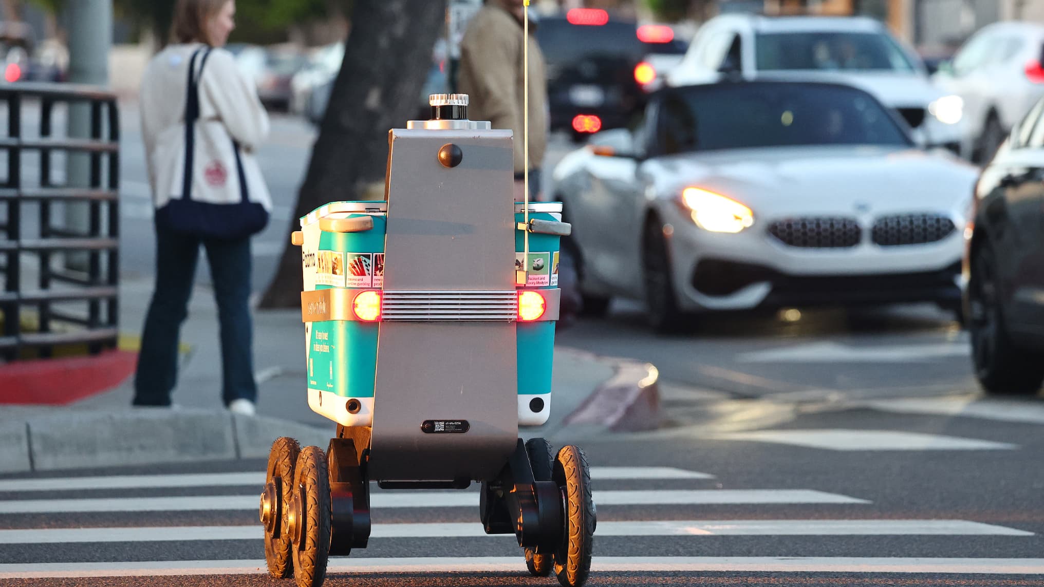 États-Unis: un robot livreur de nourriture a été percuté par un robot-taxi