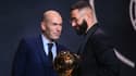 Zinedine Zidane donne le Ballon d'or 2022 à Karim Benzema, le 17 octobre 2022