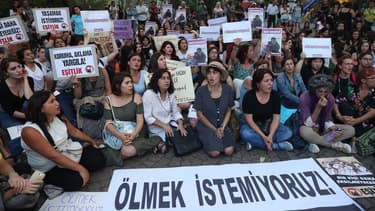 Des dizaines de manifestants se sont rassemblés vendredi à Ankara pour dénoncer le meurtre d'Emine Bulut.