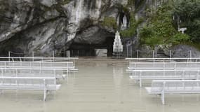 Les victimes des inondations de ce week-end à Lourdes (photo) et dans les Hautes-Pyrénées bénéficieront d'une "bienveillance particulière" dans le traitement de leur dossier fiscal par l'administration. /Photo prise le 21 octobre 2012/REUTERS/Caroline Blu
