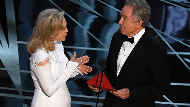 Faye Dunaway et Warren Beatty sur la scène des Oscars, le 25 février 2017, au moment du cafouillage des enveloppes.