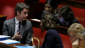 Le Premier ministre Gabriel Attal montrant quelque chose sur son téléphone à la ministre de la Justice Rachida Dati, à la ministre déléguée chargée du Renouveau démocratique et porte-parole du Gouvernement Prisca Thevenot et à la ministre déléguée chargée des Relations avec le Parlement Marie Lebec à l'Assemblée nationale le 5 février 2024. 