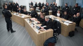 Huit membres d'un groupuscule d'extrême droite allemand (visages floutés) accompagnés de leurs avocats lors de leur procès, le 7 mars 2018 à Dresde