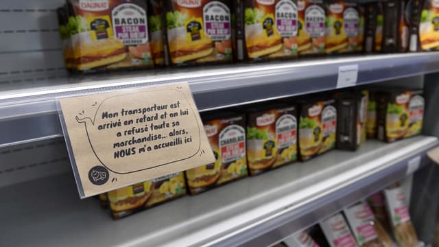 Chaque produit est doté d'une étiquette qui explique, à la première personne, pourquoi il a été mis au rebut.