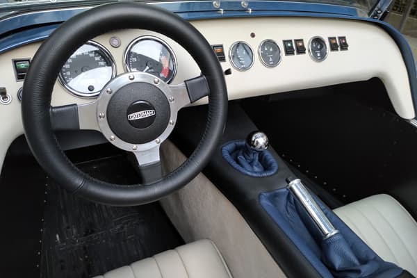 The aesthetics of the interior of this Caterham Super Seven 600 are very careful.