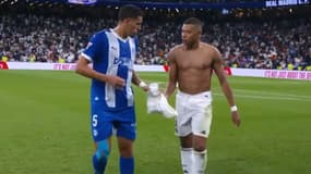 Le défenseur d’Alavès Abdel Abqar demande le maillot de Kylian Mbappé à la mi-temps du match contre le Real Madrid (3-2), le 24 septembre 2024