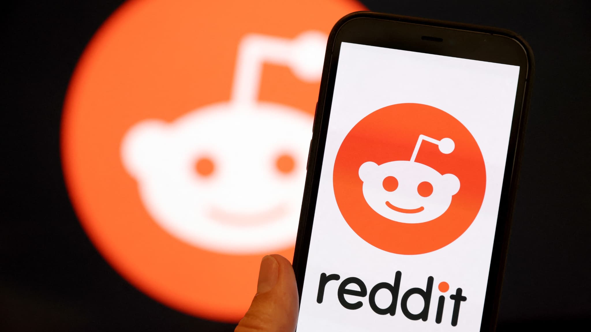 Reddit accuse anthropic de s'être servi des données des utilisateurs pour entraîner son ia