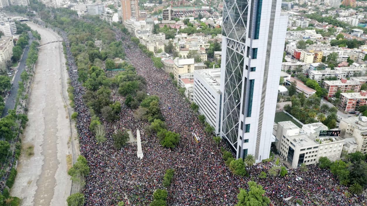 Des milliers de manifestants dans les rues de Santiago de Chile, au Chili, le 25 octobre 2019 Des milliers de manifestants dans les rues de Santiago de Chile, au Chili, le 25 octobre 2019