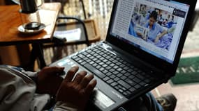 Un homme surfe sur Internet dans un café, au Vietnam, pays où la liberté d'informer est rendue difficile par la censure.