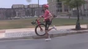 Neilson Powless contraint de courir avec son vélo sur l'épaule lors de la Maryland Cycling Classic