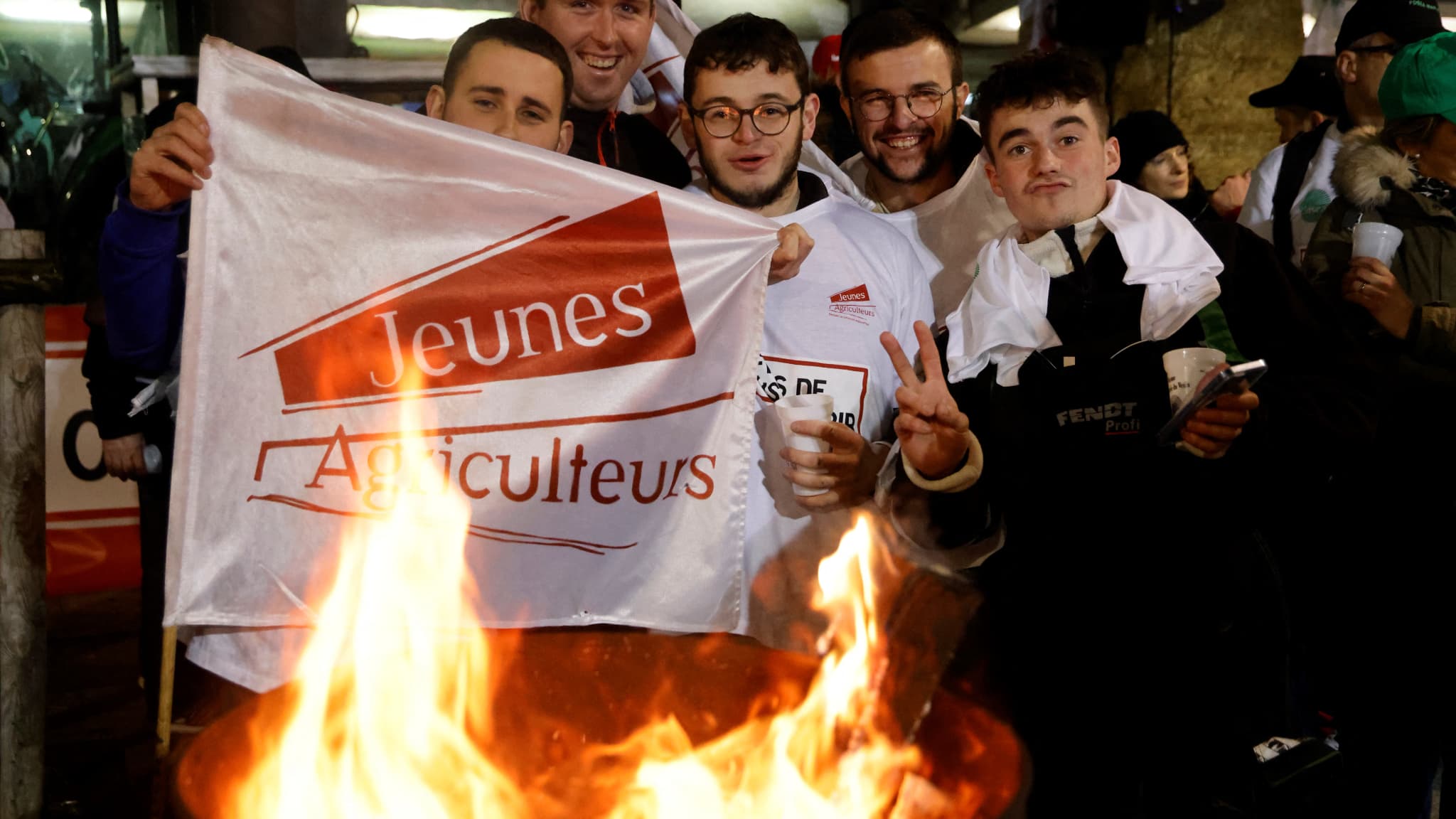 Des Jeunes agriculteurs devant l'entrée du Salon. 