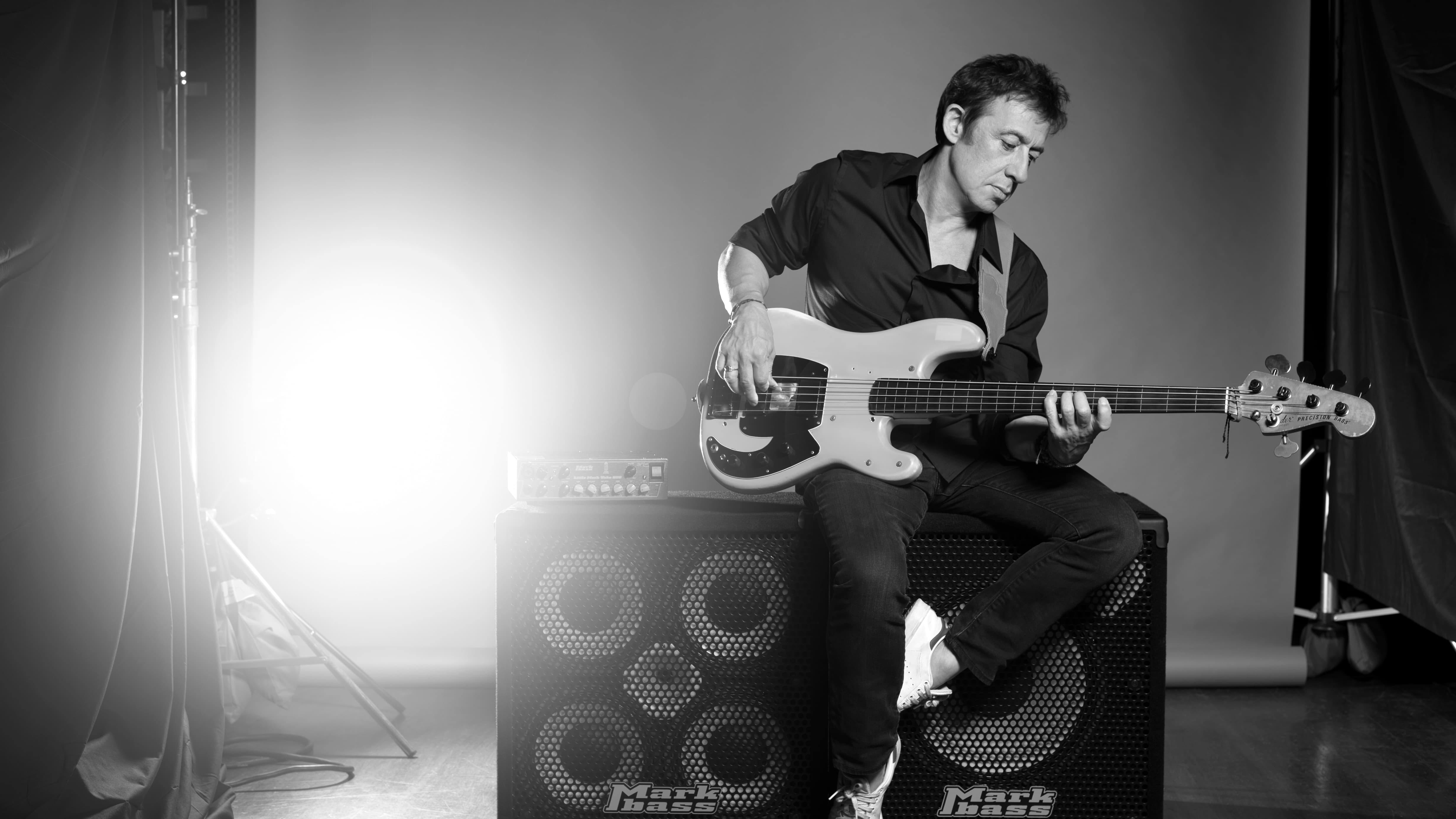 Eric Serra, compositeur de Luc Besson, sera en concert à Paris le 15 octobre puis en tournée dans toute la France. Eric Serra, compositeur de Luc Besson, sera en concert à Paris le 15 octobre puis en tournée dans toute la France.