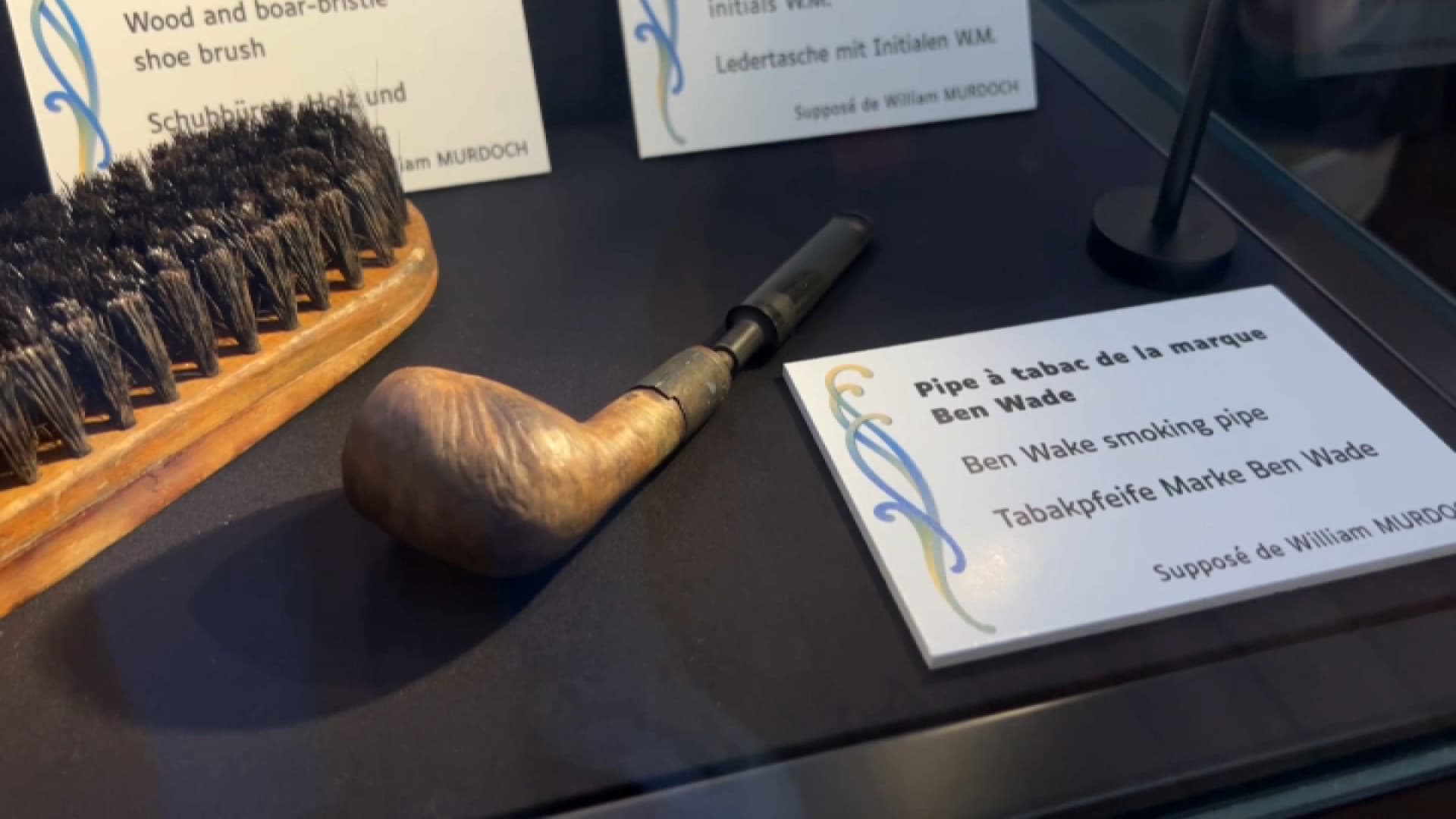 Photographie, sac en cuir, pipe à tabac... 42 objets du Titanic sont présentés à la Cité de la Mer de Cherbourg en avril 2025.