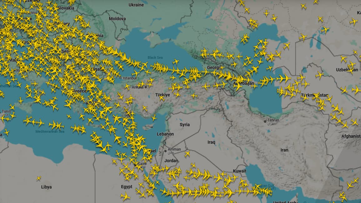Cette carte du trafic aérien, le 19 juin à 15h, montre que les avions contournent Israël et l'Iran depuis le début du conflit. 