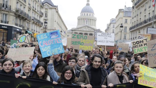 Manifestants pour le climat à Paris, devant le Panthéon, le 15 mars 2019.