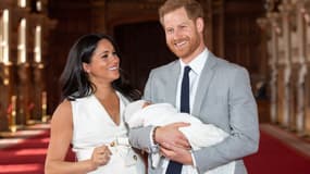 Meghan Markle et son époux tenant leur enfant, Archie Harrison, le 8 mai 2019 à Windsor, au Royaume-Uni. 