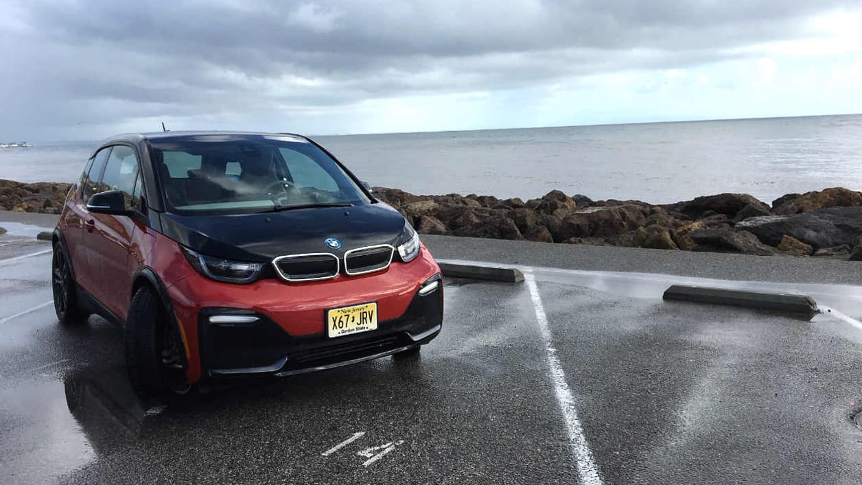L'i3S se distingue de l'i3 par sa livrée rouge et noire, mais aussi sa batterie d'une capacité énergétique plus élevée, à 42 kWh.