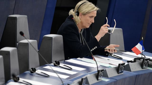 Marine Le Pen, présidente du Front national et députée européenne, assiste à un débat au Parlement européen à Strasbourg, le 26 octobre 2016